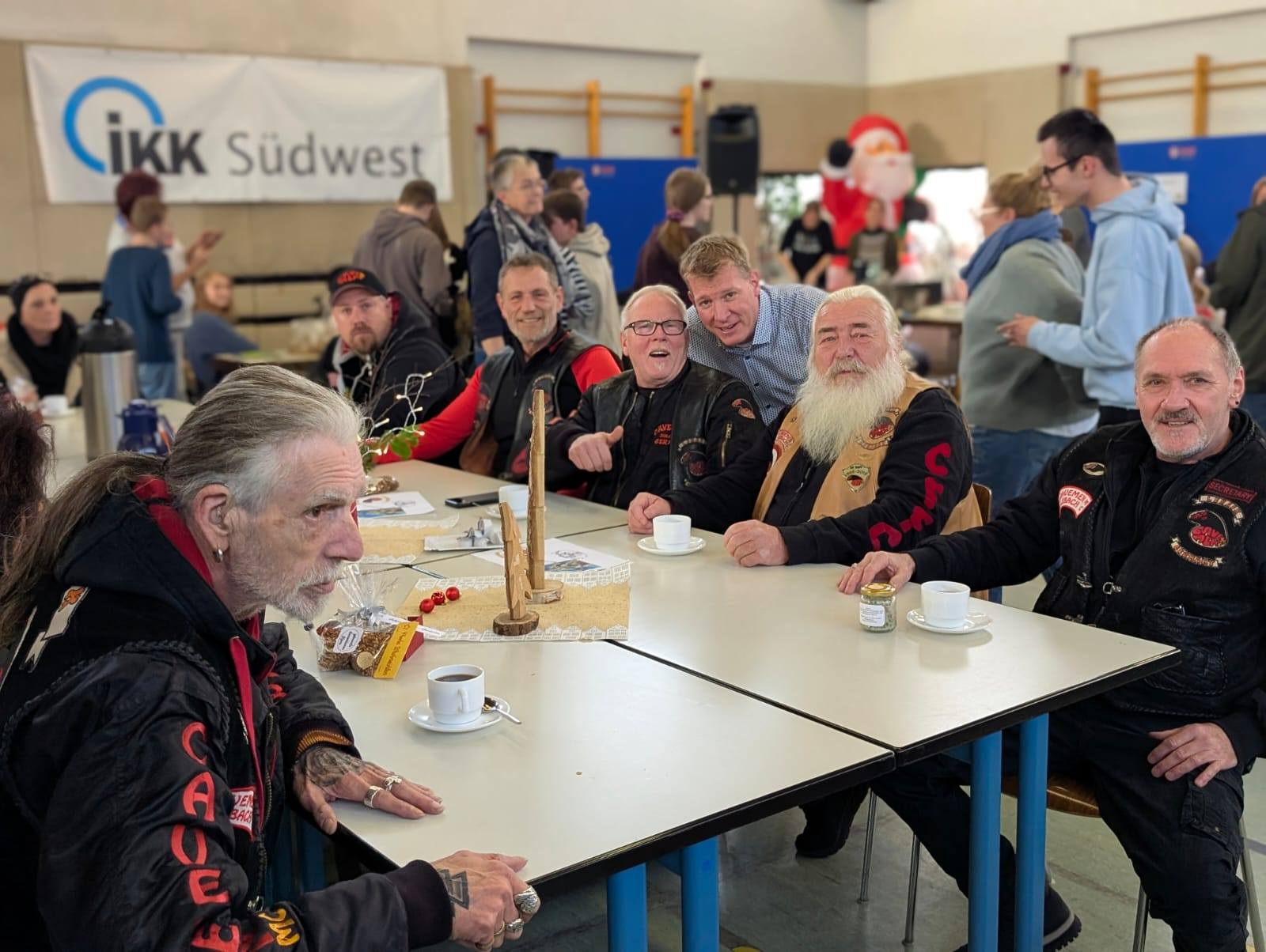 Schulleiter%20Sven%20G%C3%B6rgen%20mit%20Cavemen%20MC%20Lebach